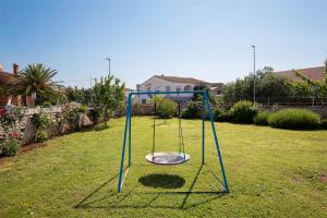 Ein Kinderspielbereich in der Unterkunft Modern stone House with flowers & playground