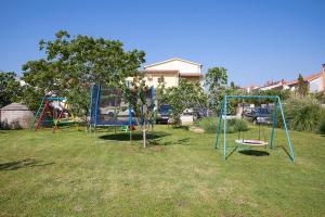 Ein Kinderspielbereich in der Unterkunft Modern stone House with flowers & playground