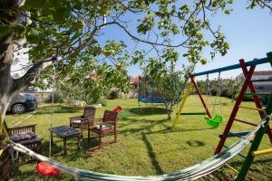 Ein Kinderspielbereich in der Unterkunft Modern stone House with flowers & playground