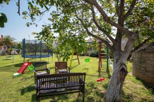 Ein Kinderspielbereich in der Unterkunft Modern stone House with flowers & playground