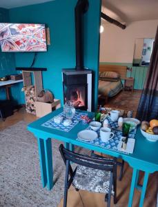 una mesa azul en una sala de estar con chimenea en CASA PERMIRRA, en Feltre