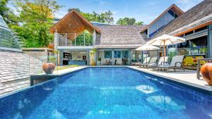 - une piscine dans l'arrière-cour d'une maison dans l'établissement Villa Rom Trai, à Kathu