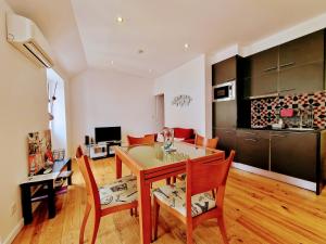 una cucina e una sala da pranzo con tavolo e sedie di Mouraria Studios & Flats by Lisbon Village Apartments a Lisbona