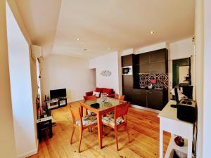 リスボンにあるMouraria Studios & Flats by Lisbon Village Apartmentsのキッチン、リビングルーム(テーブル、椅子付)