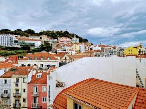 リスボンにあるMouraria Studios & Flats by Lisbon Village Apartmentsの家屋と屋根のある街並み