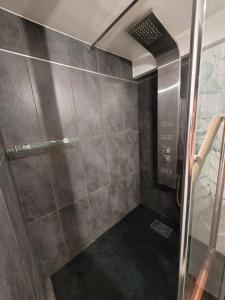 eine Dusche mit Glastür im Bad in der Unterkunft Chaleureuse bergerie rénovée. in Tourrette-Levens