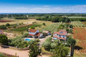- une vue aérienne sur une ferme avec une maison dans l'établissement Casa di Oliva, à Brtonigla