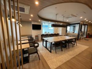 une salle à manger avec une grande table et des chaises dans l'établissement R&B Hotel Ueno Hirokoji, à Tokyo