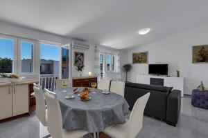 Televízia a/alebo spoločenská miestnosť v ubytovaní Ana Apartment