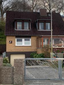 a house with a fence in front of it at Ferienwohnung "Möltenorter Strand" in Heikendorf