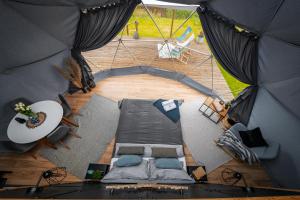 Glamping Kaszuby的休息区