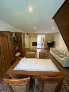 a living room with a table and a couch at Agroturystyka ‚U Misia’ in Krzywopłoty