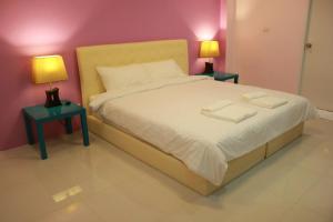 Ban Ko的住宿－Donmueang Airport Modern bangkok，一间卧室配有一张带2个床头柜的大床