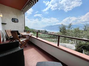 d'un balcon avec une table et des chaises et une vue. dans l'établissement Lake View Kormorano Apartment, à Malcesine