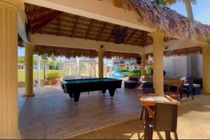 a pool table in the middle of a living room at Hacienda vacacional Laureano in Los Jobitos