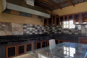 a kitchen with a glass counter top and a stove at Hacienda vacacional Laureano in Los Jobitos