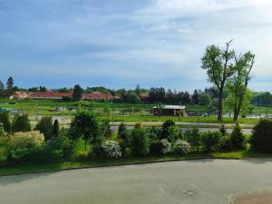 widok na park z drogą i krzakami w obiekcie Wodna Dolina Apartament w Koszalinie