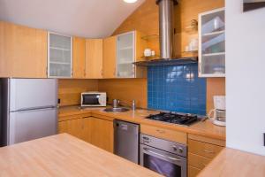 Kuchyňa alebo kuchynka v ubytovaní Penthouse apartment with private parking