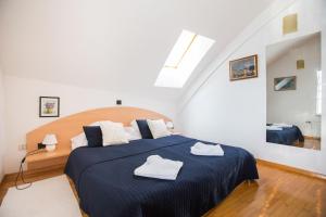 Posteľ alebo postele v izbe v ubytovaní Penthouse apartment with private parking