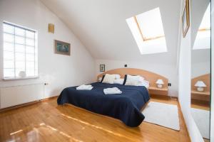 Posteľ alebo postele v izbe v ubytovaní Penthouse apartment with private parking