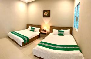 dwa łóżka w małym pokoju o wymiarach sidx sidx sidx w obiekcie LQ villa -Long Hải w mieście Long Hai