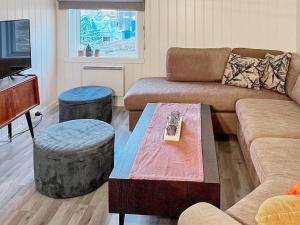ein Wohnzimmer mit Sofa und Tisch in der Unterkunft 4 person holiday home in Stonglandseidet-By Traum in Stonglandseidet