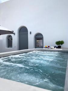 - une piscine dans une maison avec de l'eau dans l'établissement Volcan Secret Cave, à Karterados