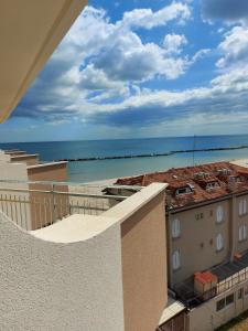 uma vista para a praia a partir da varanda de um edifício em Residenza Casa del Sole Appartamento em Bellaria-Igea Marina