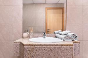 eine Badezimmertheke mit einem Waschbecken und einem Spiegel in der Unterkunft 1BR for 4 guests in Marina Crown in Dubai