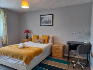 Un pat sau paturi într-o cameră la Melo House Grove-Huku Kwetu Spacious - Luton & Dunstable -4 Bedroom-L&D Hospital - Suitable & Affordable Group Accommodation - Business Travellers
