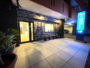 名護市にあるAo～碧～ホテルの植物の建物側の看板