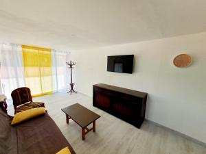 Μια τηλεόραση ή/και κέντρο ψυχαγωγίας στο Cocon Méditerranéen à 15 minutes des plages