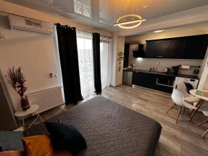 a living room with a couch and a kitchen at Ayan Luxury By Complex Almar in Mamaia Sat/Năvodari