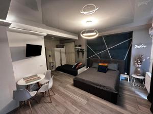 a bedroom with a bed and a table and chairs at Ayan Luxury By Complex Almar in Mamaia Sat/Năvodari