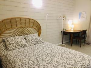 Tempat tidur dalam kamar di BEROY - Studio entre Forêt et Océan