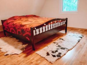 1 dormitorio con 1 cama en una habitación con alfombra en Villa Katharina, en Kakanj