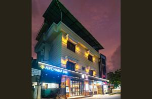 un edificio con un cartel que lee posada argentina en Hotel Archana Inn, en Kochi