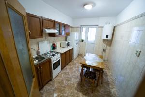 a small kitchen with a table and a stove at Apartament Slănic Prahova in Slănic