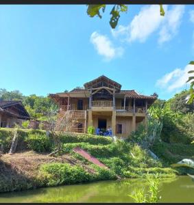 uma casa grande no topo de uma colina em Homstay Gốc Vải em Dan Mey