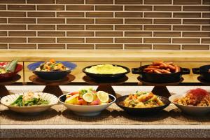 een heleboel kommen eten op een tafel bij hotel MONday Akihabara Asakusabashi in Tokyo