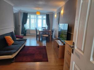 Гостиная зона в Melo House Grove-Huku Kwetu Spacious - Luton & Dunstable -4 Bedroom-L&D Hospital - Suitable & Affordable Group Accommodation - Business Travellers