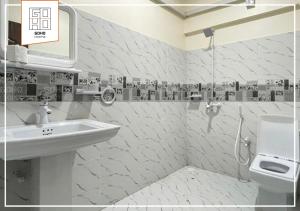 GOHO Rooms 10th Commercial في كراتشي: حمام مع حوض ومرحاض
