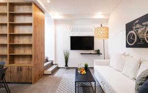 een woonkamer met een witte bank en een tv bij Modern Apt in City Center in Tel Aviv