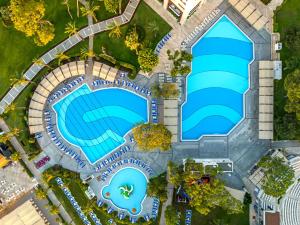 una vista aérea de dos piscinas en un parque en MIRADA DEL MAR HOTEL, en Antalya