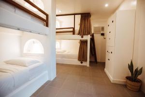Двухъярусная кровать или двухъярусные кровати в номере Hostel Bajala Siargao