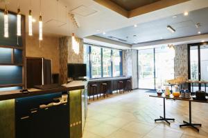 東京にあるイチホテル東京八丁堀のバーとテーブルがいくつかある広いキッチン