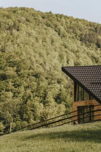 un bâtiment sur une colline avec une montagne en arrière-plan dans l'établissement Stuf by NorAtlas Heritage - Adults Only, à Buzău