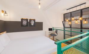 um quarto com uma cama e uma varanda em Cozy Studio in Old Town em Tel Aviv