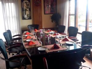 una larga mesa con servilletas rojas encima en Nagarkot Sunshine Hotel, en Nagarkot