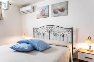 Postel nebo postele na pokoji v ubytování Appartamento Potenza 50 mt mare - Apulia Home